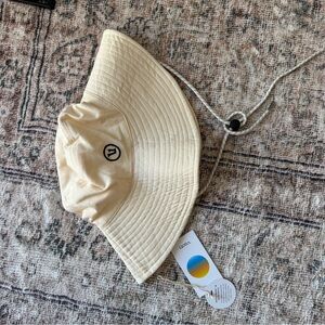 NWT Vuori wide brim cream Bucket Hat with Chin Strap